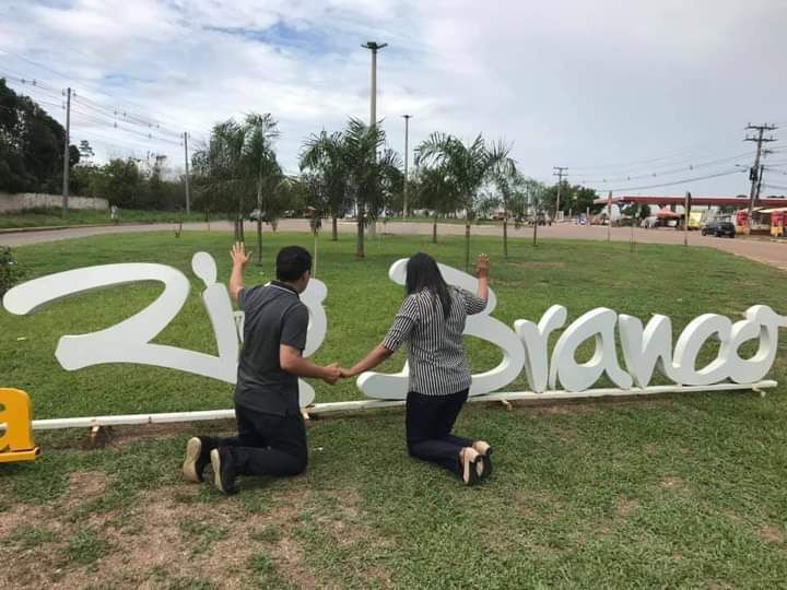 No dia da votação, Jamyl publica foto ao lado da esposa orando em letreiro de Rio Branco